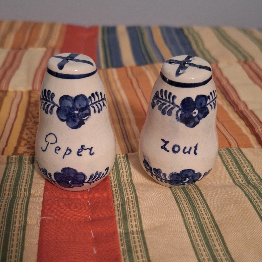 Delft Blue And White Holland Hand Panited Zout And Peper Shakers 2 1/4 Height